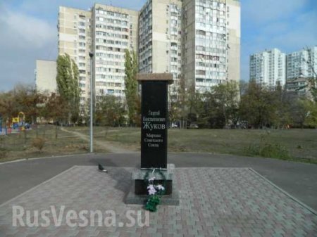 Националисты-«свободовцы» в Одессе украли бюст Жукова и обезглавили памятник Ленину 