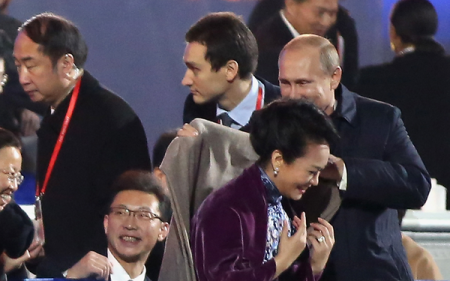 Пока Си Цзинь Пин общаеться с Обамой...В общем Путин Молодец!