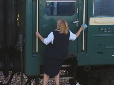 Проводница сбросила с поезда вещи украинских военных, потому что это «не ее война»