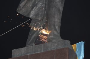 На Украине задумались: рушить памятники Ленину или продавать их?