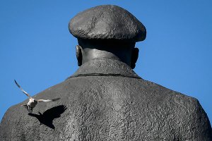 В Славянске пытались снести памятник Ленину: активистов остановили автоматчики