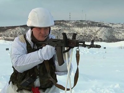 Курсанты в Арктике учатся стрелять с помощью лыжных палок