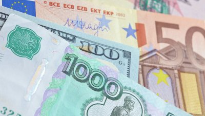 Рубль вышел на недельный максимум, отыграв 2 руб у доллара и евро
