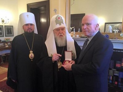 Патриарх Киевский Филарет наградил Джона Маккейна орденом Святого князя Владимира