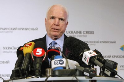 Сенатор Джон Маккейн: Применение кассетных бомб на Украине — отчасти вина США
