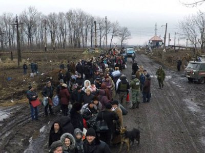 Мирных жителей в Донбассе выводят через гуманитарный коридор