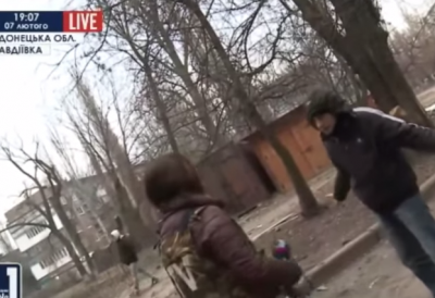 В Авдеевке местные жители напали на украинских журналистов