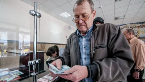 Рада временно ограничила выплаты работающим пенсионерам на Украине