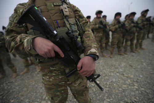 Участвуя в конфликте на Украине, Великобритания пытается решить проблемы своей армии
