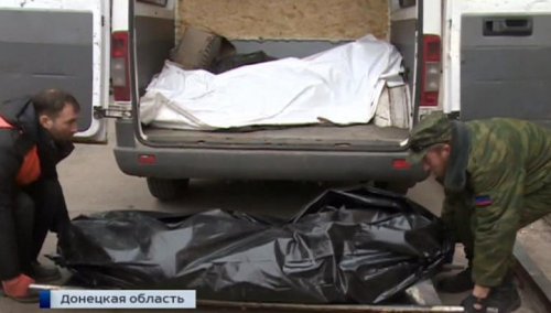 Там, где закончились бои, волонтеры из Киева и Донецка собирают тела погибших