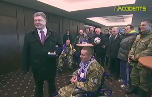 Пьяный президент Украины Порошенко подарил  мяч безногому инвалиду АТО