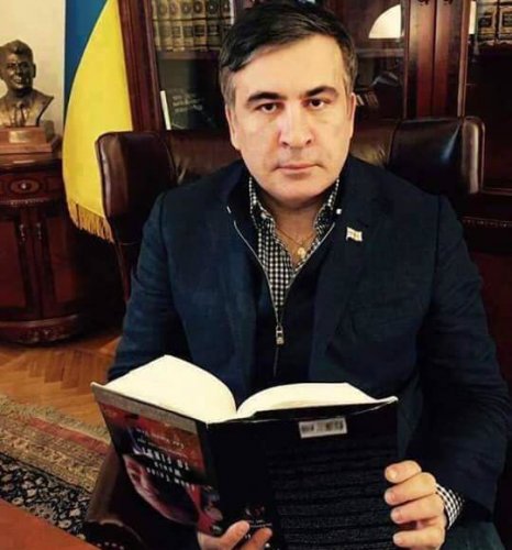  Саакашвили читает книги вверх ногами