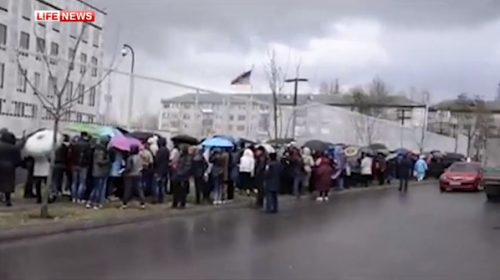Митингующие забросали посольство США в Киеве навозом