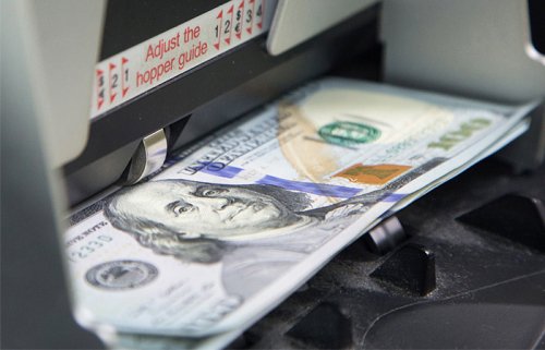 Доллар впервые с декабря опустился ниже 56 рублей
