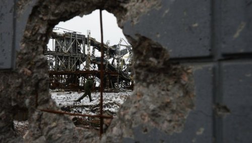 Снаряд попал в жилой дом в Донецке, данные о пострадавших уточняются