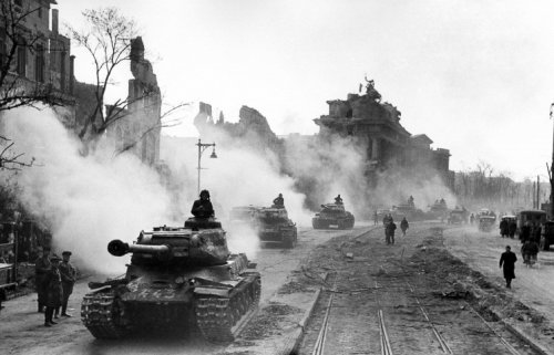 25 апреля 1945 года. Красная Армия окружила Берлин