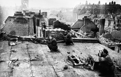 28 апреля 1945 года. Войска 1-го Украинского фронта в Берлине заняли площадь "Адольф Гитлер"