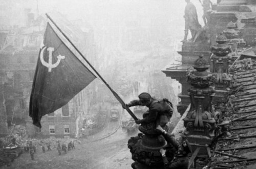 В ночь с 30 апреля на 1 мая 1945 года, водрузили штурмовое знамя над зданием Рейхстага