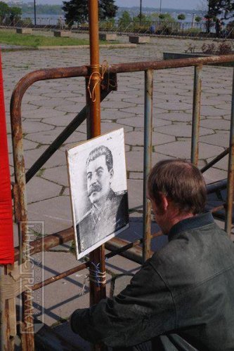 Запорожские коммунисты провели антивоенный Первомай со Сталиным