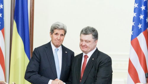 Порошенко и Керри обсудили шаги по выполнению минских договоренностей