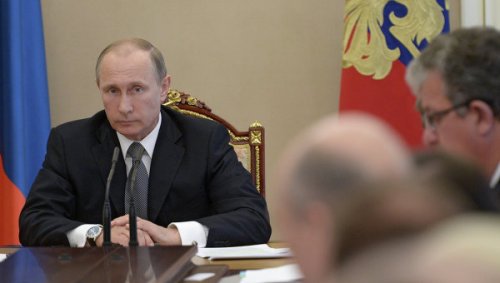 Путин назвал странным решение Киева о моратории на выплату долга