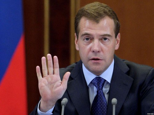 Медведев распределил деньги для реального сектора экономики