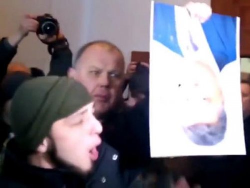 Украинца полгода держат в тюрьме за то, что он растоптал портрет Порошенко