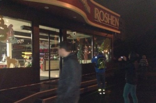 В Киеве из гранатометов разнесли магазин «Рошен»
