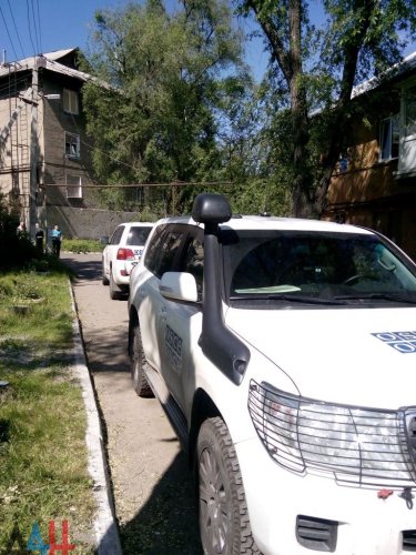 Миссия ОБСЕ посетила места разрушений в Кировскои районе Донецка