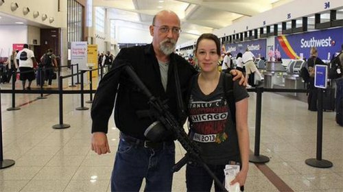 Американец пришел встречать дочь в аэропорт с заряженным автоматом