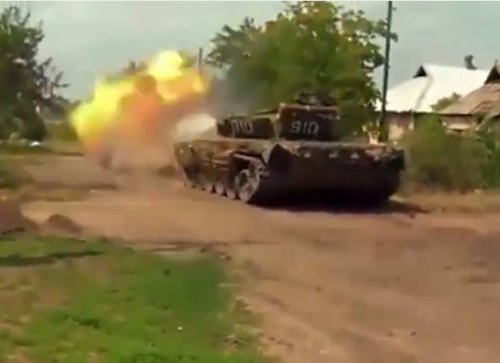 Танк ДНР ведет огонь по позициям ВСУ