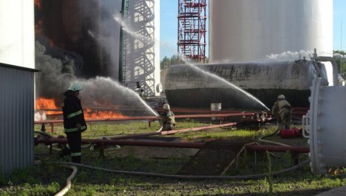 Жители сел у горящей нефтебазы под Киевом: мы уже наелись сажи
