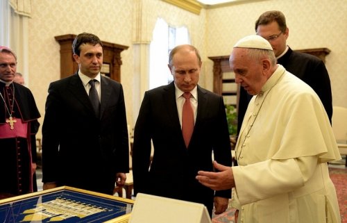 Папа римский подарил Путину медаль с изображением ангела-миротворца 