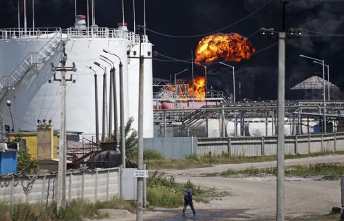 На горящей под Киевом нефтебазе взорвались еще две емкости