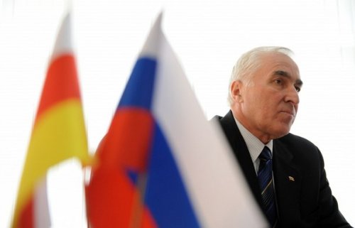 Тибилов: на фоне ситуации в мире договор с Россией позволит защитить Южную Осетию 