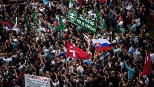Протестующие в Братиславе разорвали флаг Евросоюза