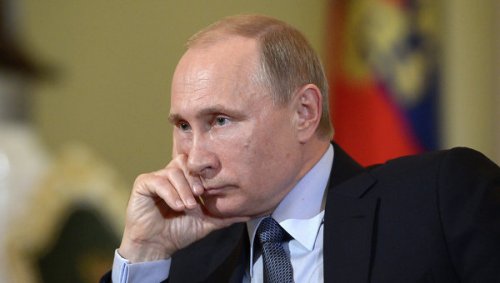 Путин возложил венок к Вечному огню в Александровском саду