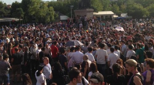 В Ереване возобновилась акция протеста - прямая трансляция