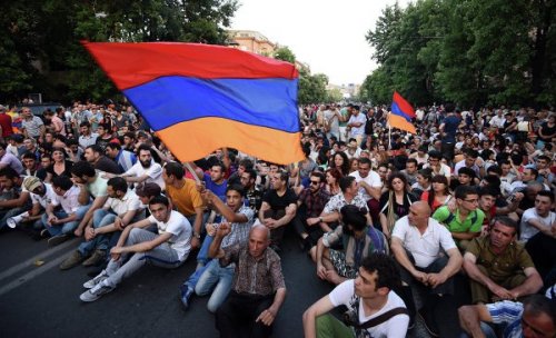 События в Армении повторяют первую фазу переворота на Украине