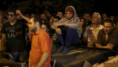 Протестующие в Ереване провели на улицах еще одну ночь