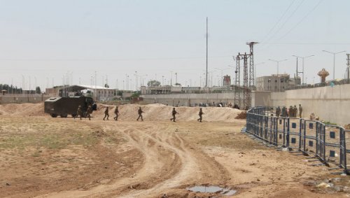 Турция направила к сирийской границе танки и бронетранспортеры