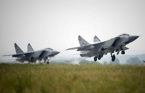 Истребители МиГ-31 на Камчатке перехватили "неприятельскую" ракету, запущенную с подлодки