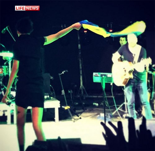 Земфира в Грузии вышла на сцену  с флагом Украины