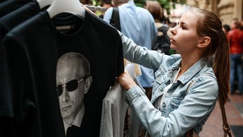 Уволен консул Украины в Турции, надевший футболку с фотографией Путина