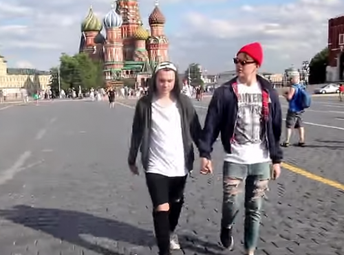 Как относятся к геям в России