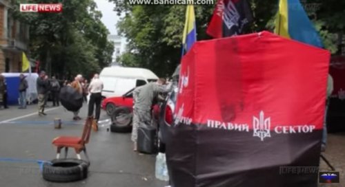 «Правый сектор» поставил палатки в центре Киева