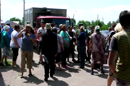Разъяренные жители Чернигова отогнали милицию от палаток с бесплатной едой от Корбана