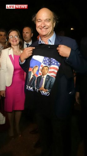 Французский сенатор купил в Крыму футболку с оскорблением Обамы