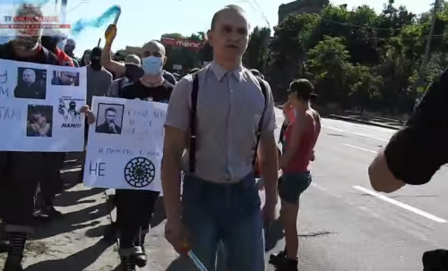 Под лозунги «Зиг хайль!» и с гитлеровскими флагами у посольства РФ в Киеве прошла антироссийская акция
