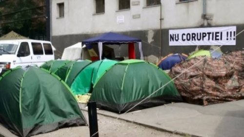 Полиция демонтировала в Кишиневе палатки протестующих против роста тарифов на свет и газ